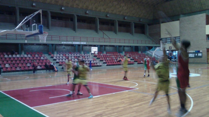 Disputado partido en el Estadio Polideportivo