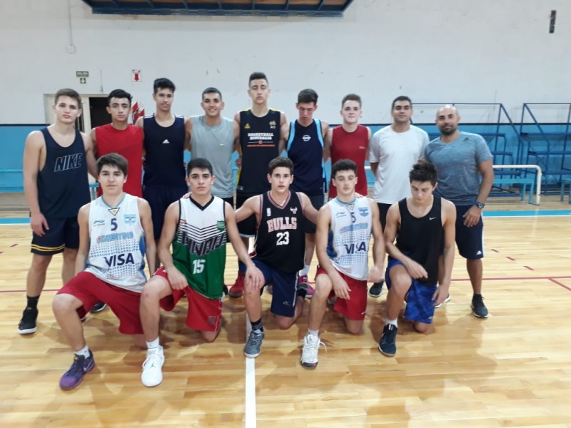 Tres basquetbolistas disputan el Interasociativo U17